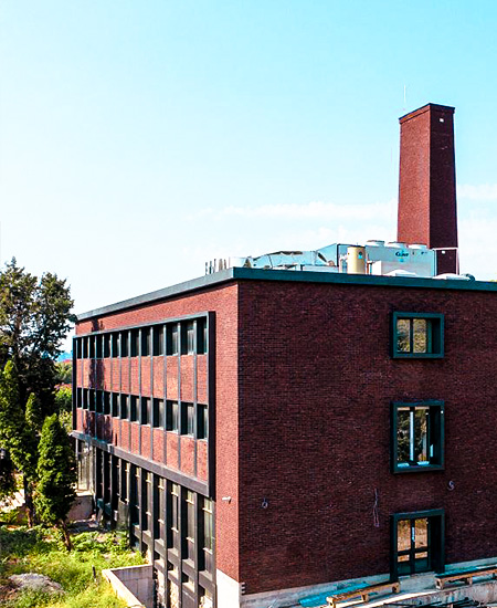 Cambridge School of Bucharest, instituție de învățământ de prestigiu, situată în proximitatea ansamblului rezidențial ARQA Jolie Village.