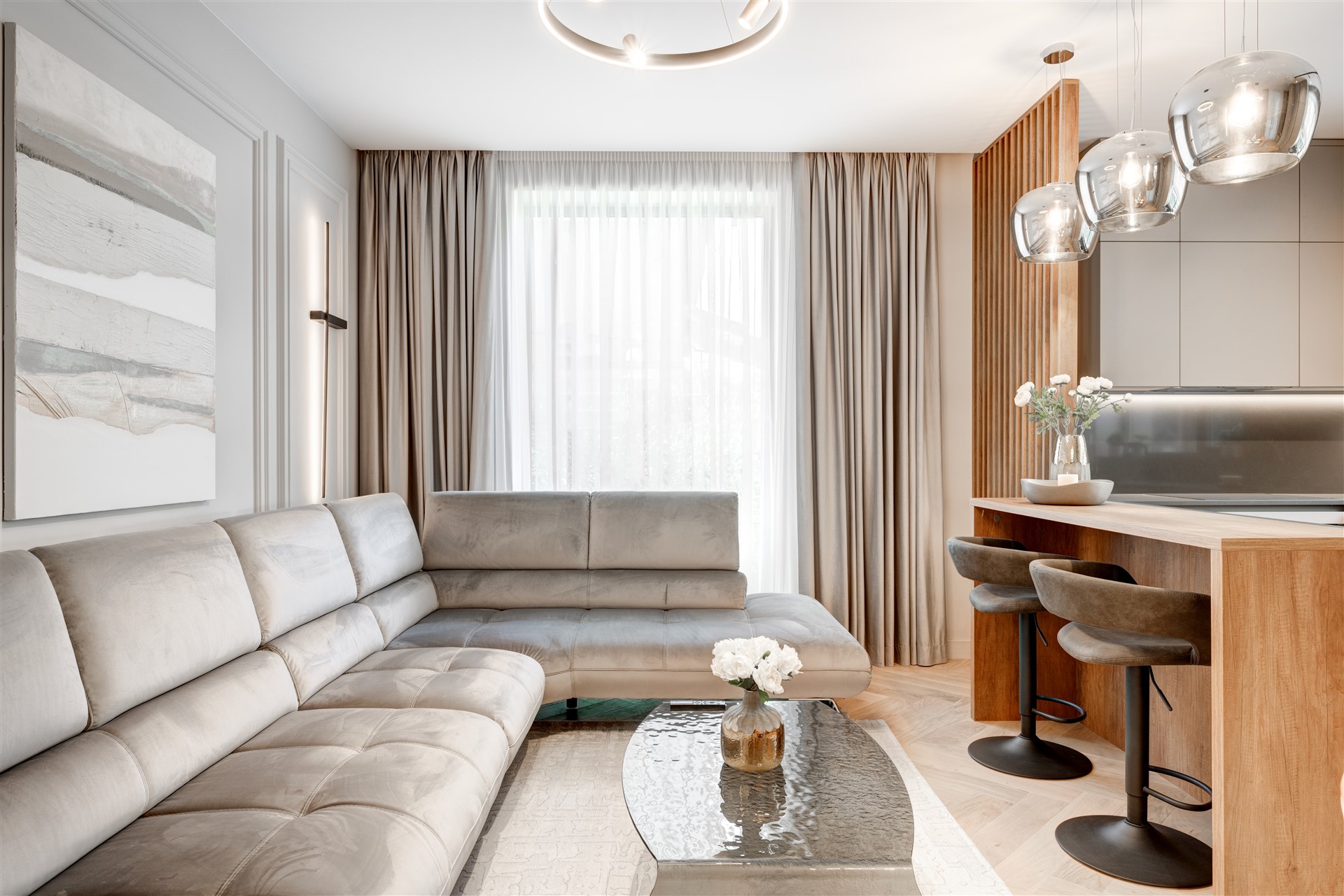 Interior showroom ARQA Jolie Village, living spațios cu design contemporan, mobilă elegantă și detalii de finisaj premium.