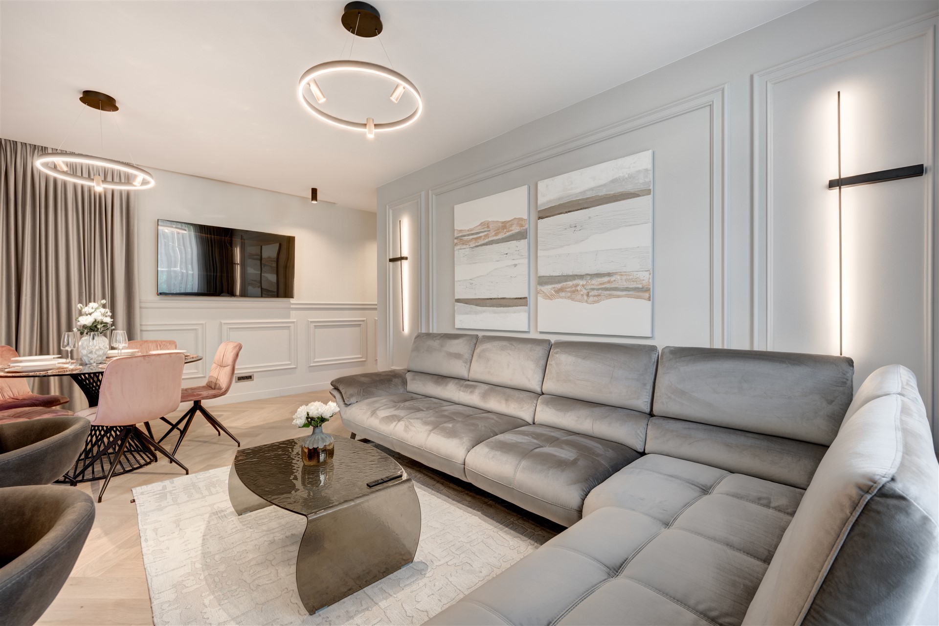 Living showroom ARQA Jolie Village, amenajat cu mobilier modern, design sofisticat și finisaje de calitate superioară pentru un ambient exclusivist.