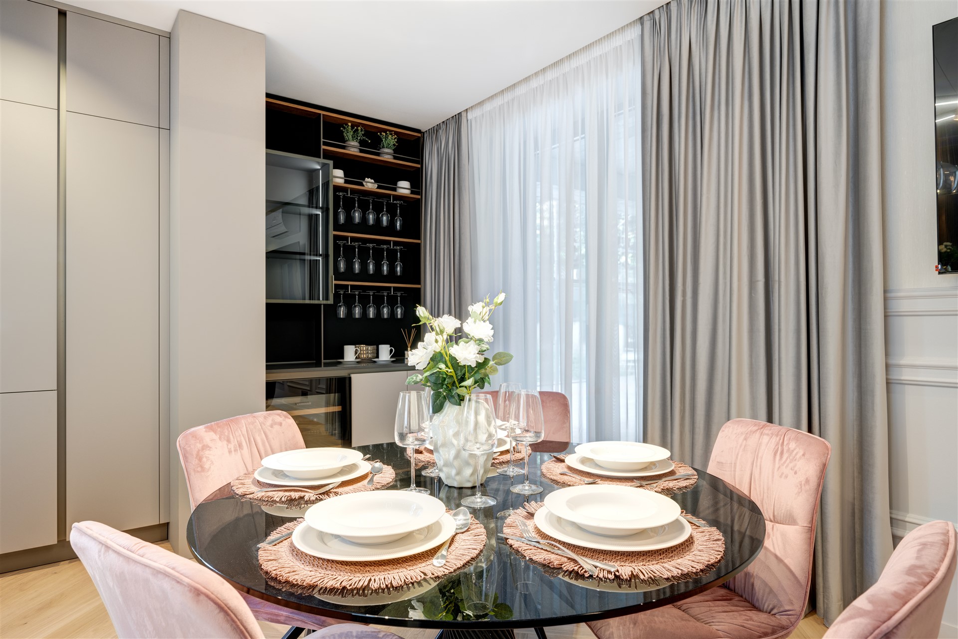 Zonă de bucătărie open space în interiorul showroom-ului ARQA Jolie Village, cu dotări de top, detalii moderne și un design sofisticat.