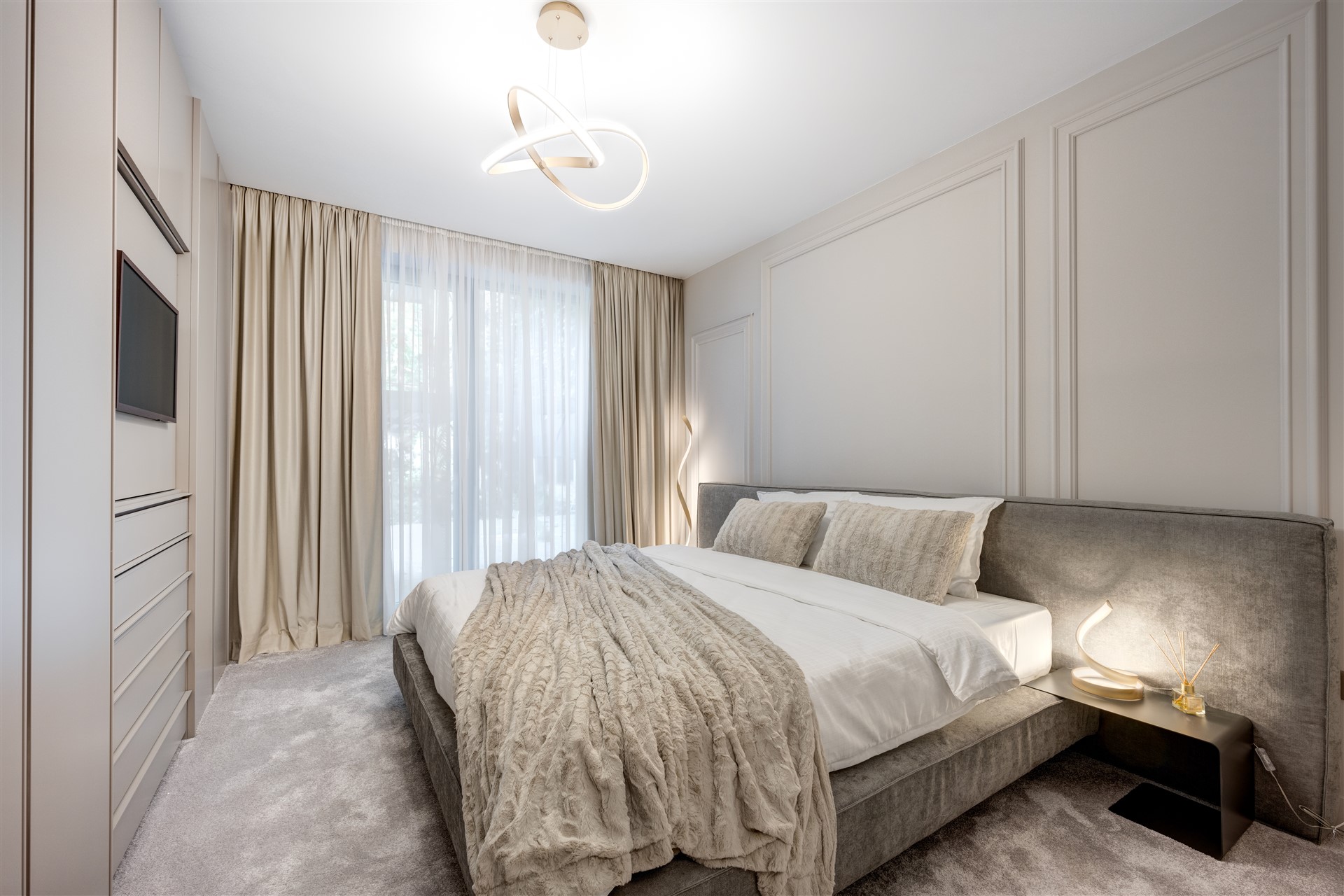 Dormitor showroom ARQA Jolie Village, amenajat cu mobilier elegant, pat confortabil și design modern, oferind un spațiu relaxant și sofisticat.